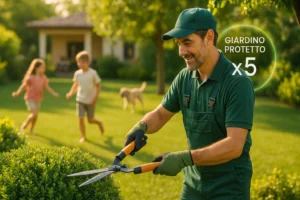 Giardiniere pota una siepe con bambini che giocano in giardino